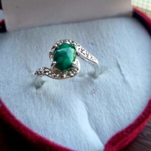 Graceful Green Stone Ring – A Symbol of Peace & Prosperity